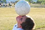 Immagine occhio Ragazzo con pallone in equilibrio su un occhio