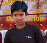 Immagine sguardo serio Ragazzo con sguardo serio in India