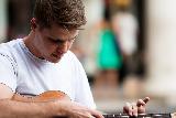 Ragazzo in maglietta che suona la chitarra