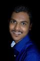Immagine camicia Ragazzo indiano con bellissimo sorriso e bella camicia blu
