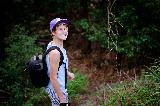 Ragazzo sorridente che passeggia in un bosco