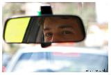 Immagine automobile Riflesso di viso di guidatore di automobile su specchietto