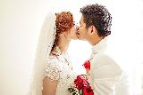 Immagine romantico Romantico bacio tra sposi