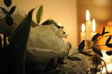 Immagine bianca Rosa bianca con candele accese sullo sfondo