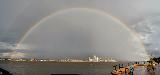 Semicerchio disegnato da un arcobaleno in un cielo terso