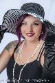 Immagine chic Simpatica ragazza sorridente con capelli viola e cappello chic