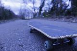 Skateboard su stradina che esprime malinconia