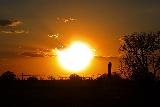Immagine limpido Sole gigante in cielo limpido al tramonto