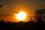 Sole gigante in cielo limpido al tramonto