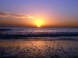 Spiaggia e mare con cielo quasi limpido al tramonto