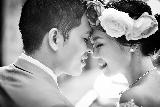 Immagine sposi Sposi sorridenti in atteggiamenti teneri in bianco e nero