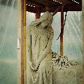 Immagine statua Statua di donna malinconica con mani intrecciate