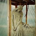 Statua di donna malinconica con mani intrecciate