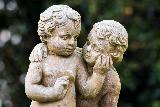 Immagine bambini Statue di bambini angelici che sprizzano tanta tenerezza