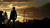 Immagine silhouette Suggestiva silhouette di ragazzo al tramonto