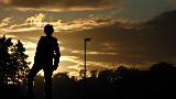 Suggestiva silhouette di ragazzo al tramonto