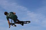 Immagine volare Talentuoso ragazzo in bicicletta BMX che sembra volare in cielo