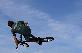 Immagine cielo Talentuoso ragazzo in bicicletta BMX che sembra volare in cielo