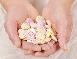 Immagine cuore Tante caramelle colorate a forma di cuore nelle mani