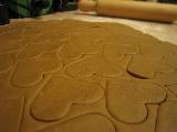 Immagine preparati Tanti biscotti a forma di cuore appena preparati