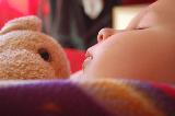 Immagine sereno Tenerissimo bambino piccolo che dorme sereno con peluche