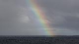 Immagine vasto mare scuro Tenue arcobaleno sul vasto mare scuro