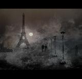 Immagine luna Torre eiffel con luna e nebbia e atmosfera tetra