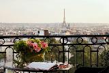 Immagine vista Tour Eiffel vista da un romantico terrazzo a Parigi