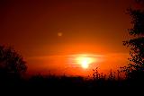 Immagine lontano Tramonto con cielo arancione e sole lontano