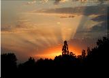 Immagine raggi Tramonto con raggi solari mistici che squarciano il cielo
