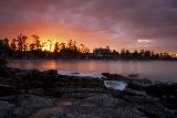 Immagine nuvoloso Tramonto drammatico con cielo nuvoloso e lago