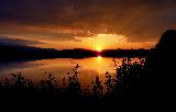 Immagine lago Tramonto fantastico sul lago scontornato da piante