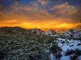 Tramonto oltre la terra desolata