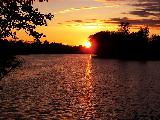 Tramonto su lago in primo piano