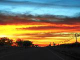 Tramonto su strada che cela un certo romanticismo