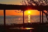 Tramonto visto da esterno di ristorante sulla spiaggia