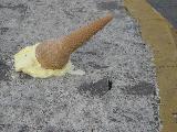 Immagine vedere Tristezza nel vedere un cono gelato gettato a terra