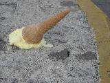 Immagine cono Tristezza nel vedere un cono gelato gettato a terra