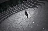 Un ballo romantico degli sposi in una arena