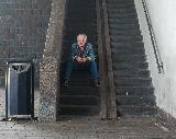 Immagine anziano Uomo anziano triste seduto su scale strette