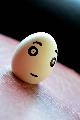 Uovo con disegnato volto buffo e triste