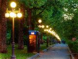 Immagine viale Viale romantico con lampioni accesi e cabina telefonica