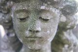 Immagine volto Volto di bambina malinconica scolpito nella pietra